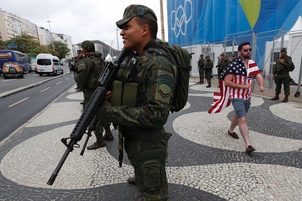 Los militares vigilan el bulevar a lo largo de la playa de Copacabana, en Río.