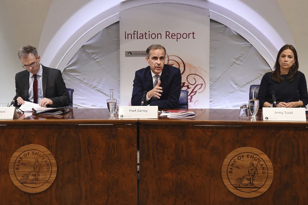 El gobernador del Banco de Inglaterra, Mark Carney (c), presentando el informe sobre inflacción en el Banco de Inglaterra en Londres, Reino Unido, el pasado día 4.