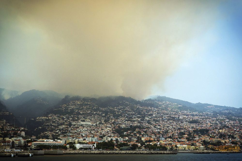 Una columna de humo cubre el cielo de Funchal.