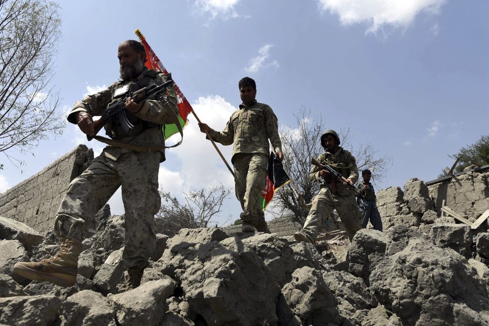 Soldados del ejército afgano patrullan tras la reconquista de manos del Estado Islámico (EI) de la ciudad de Khot, en el distrito de Nangarhar, Afganistán.