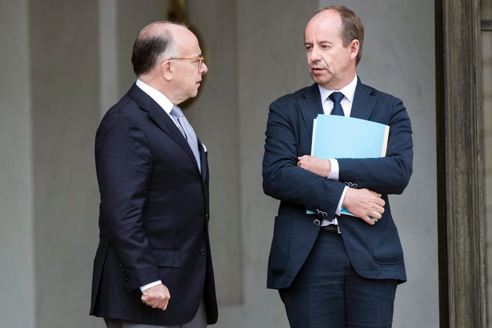 El ministro galo del Interior, Bernard Cazeneuve (i), conversa con el ministro francés de Justicia, JHean-Jaques Urvoas (d), tras un Consejo de Defensa con el presidente galo.