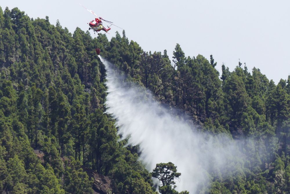 Los helicópteros continúaban ayer enfriando las zonas quemadas por el incendio.
