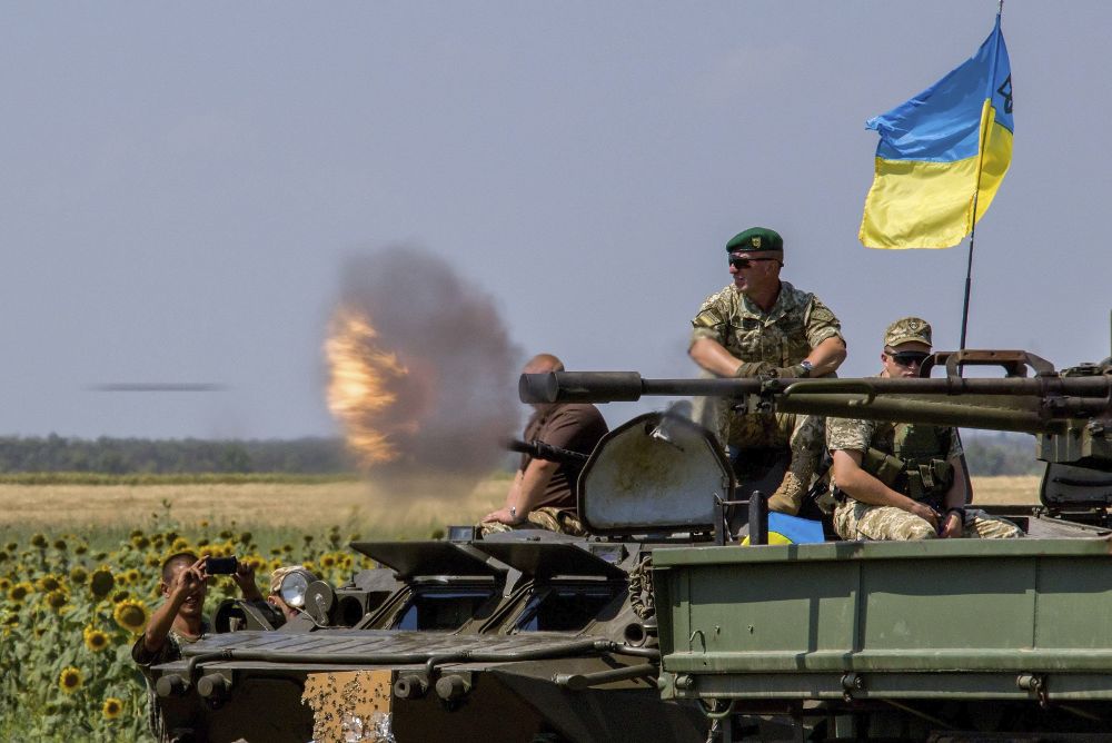 Soldados fronterizos ucranianos participan en unas maniobras militares en un campo de tiro cerca de Urzuf, no muy lejos de Mariupol, en la zona de Donetsk.