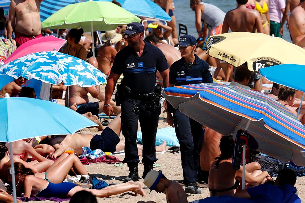 La policía patrulla por la playa de Cannes como medida de seguridad antiterrorista tras el ataque perpetrado en Niza.