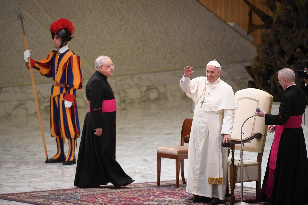 El papa Francisco saluda a los fieles durante su audiencia general de los miércoles.