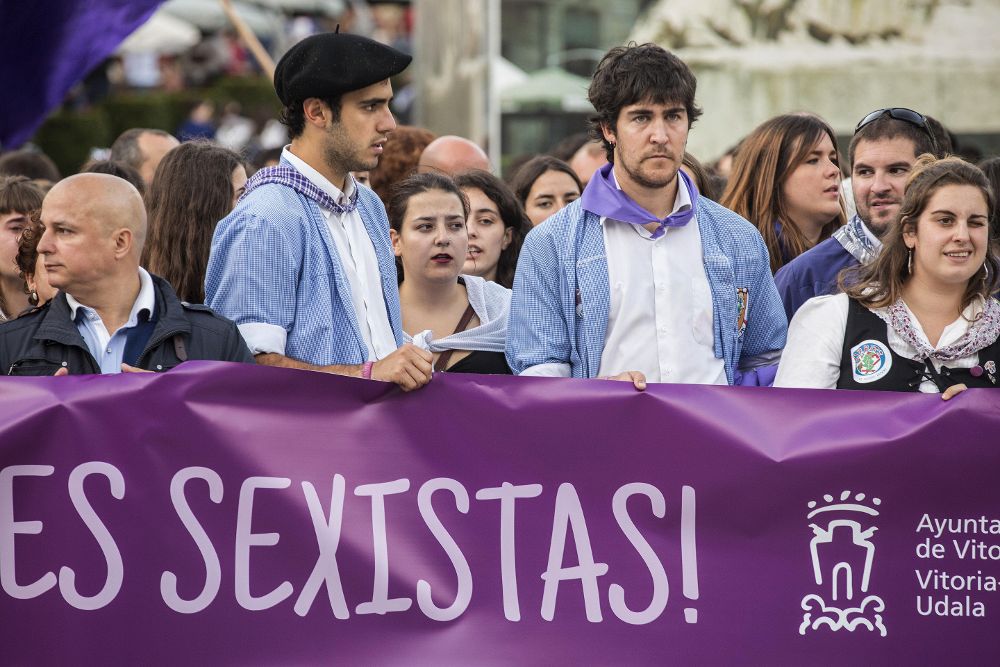 Concentración celebrada en Vitoria, el pasado martes, en la que unas 2.000 personas expresaron su rechazo al intento de violación que sufrió una joven en las fiestas de La Blanca.