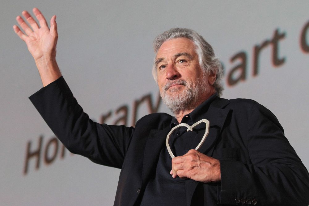 Robert De Niro saluda a la audiencia en el Open Air Cinema de Sarajevo tras recibir su premio.