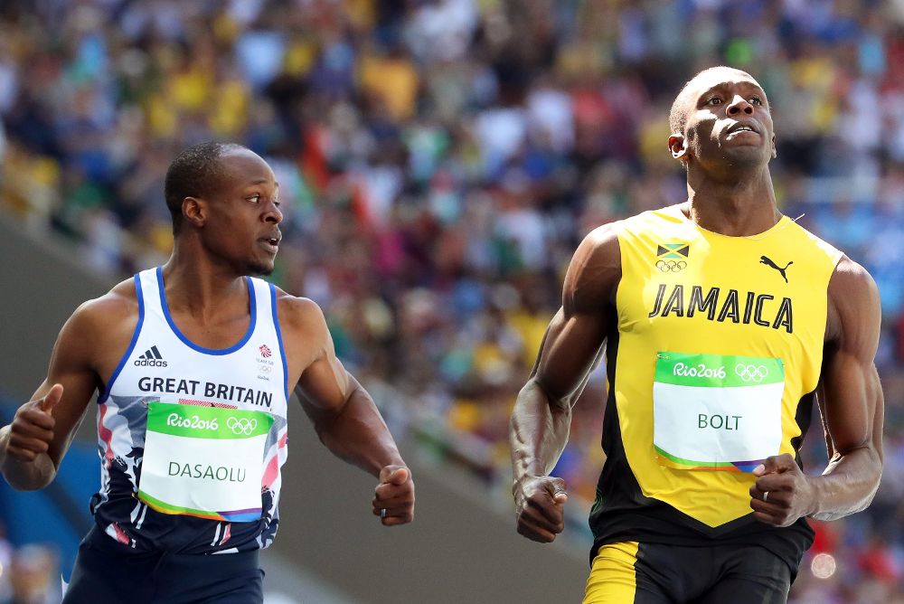 El británico James Dasaolu (i) y Usain Bolt (R) tras una serie de cien metros lisos disputada hoy en el Estadio Olímpico de Río de Janeiro.