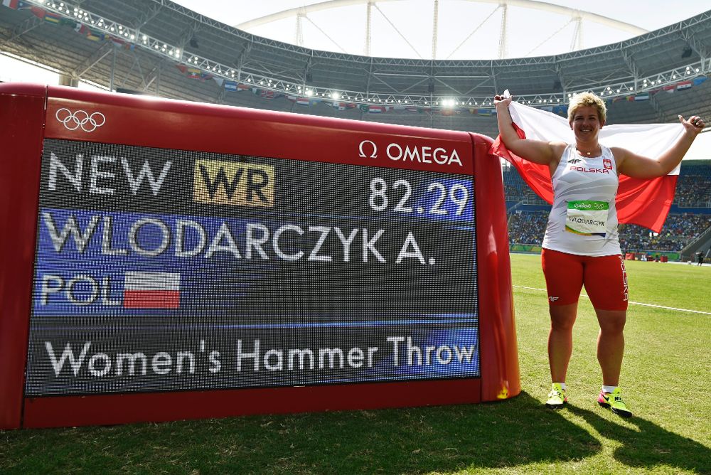 Anita Wlodarczyk celebra su récord mundial junto al marcador que lo atestigua.