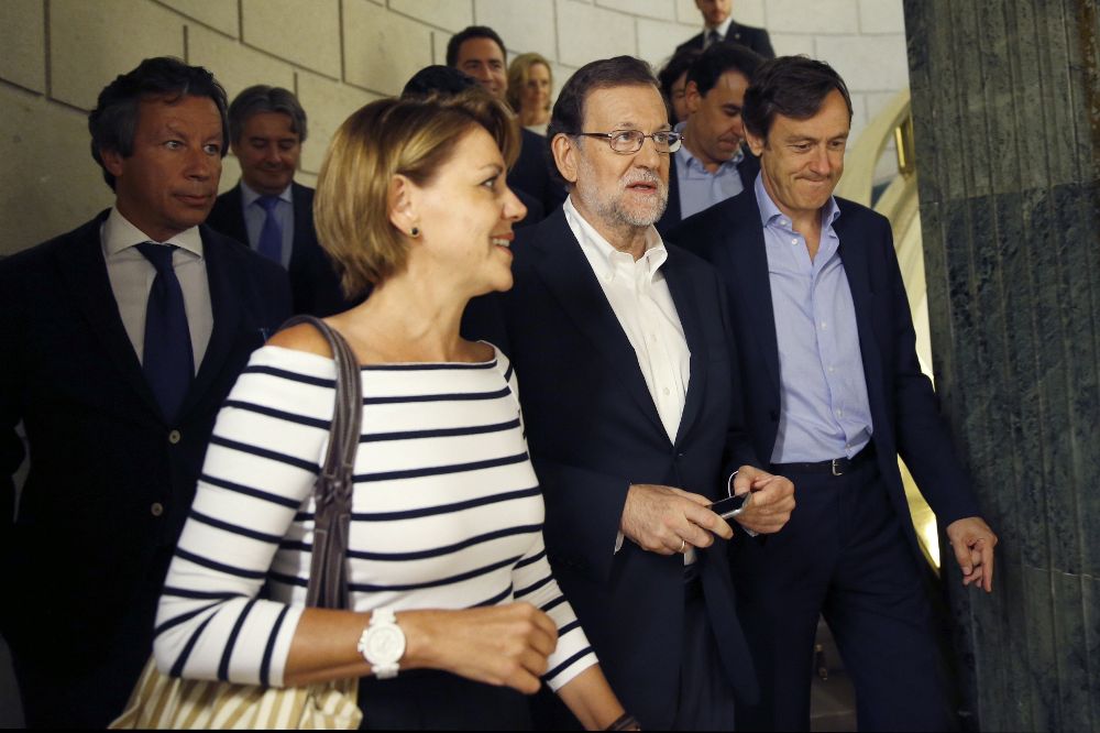 El presidente del Gobierno en funciones y del PP, Mariano Rajoy,acompañado de varios miembros de su partido.
