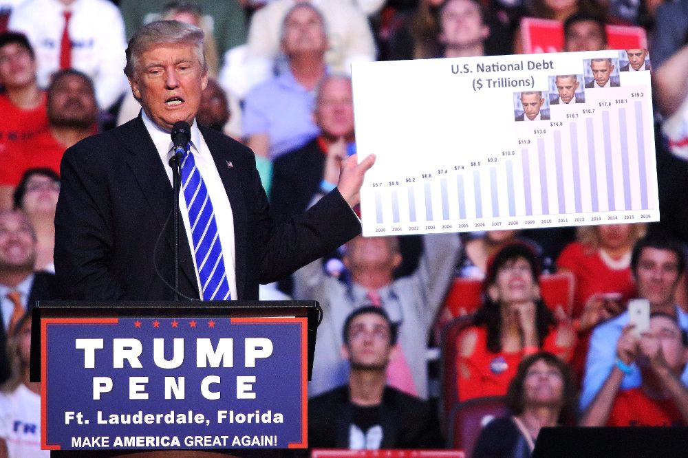 El candidato republicano a la Presidencia de EE.UU., Donald Trump, habla sobre el aumento de la deuda nacional de EEUU durante un evento de campaña en Sunrise, en Florida.
