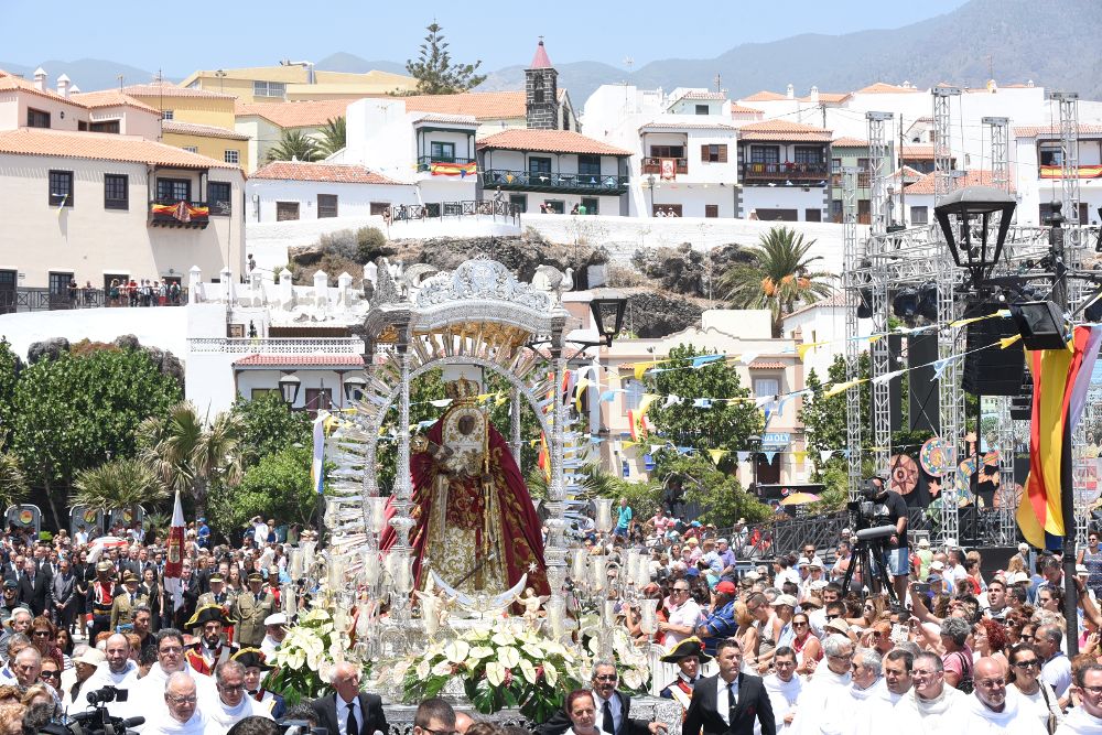 La Virgen sacada en procesión.JESÚS ADÁN