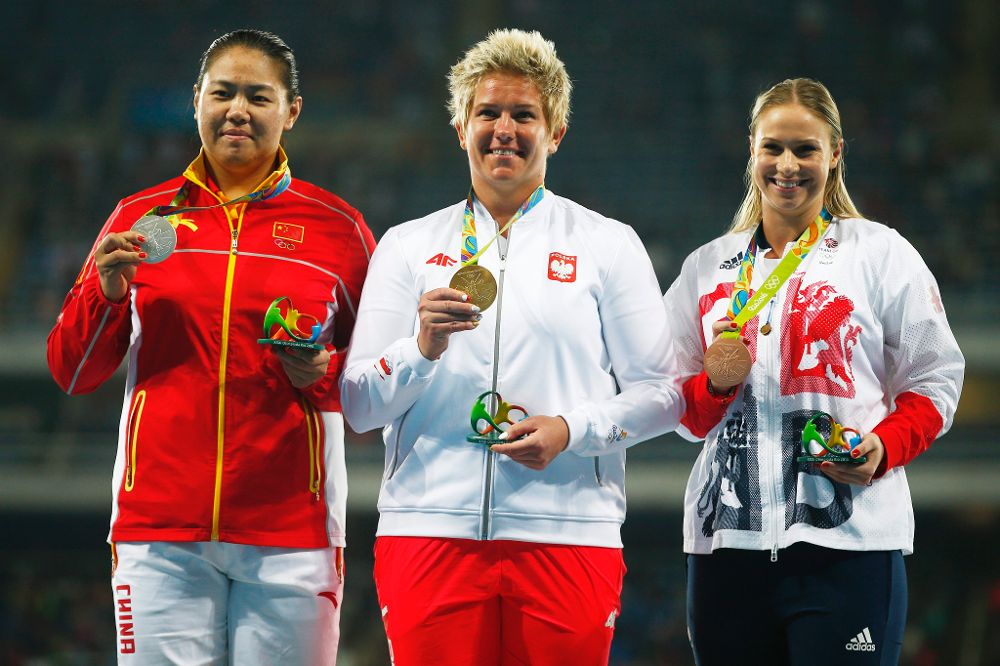 Las tres medallistas del lanzamiento de martillo femenino.