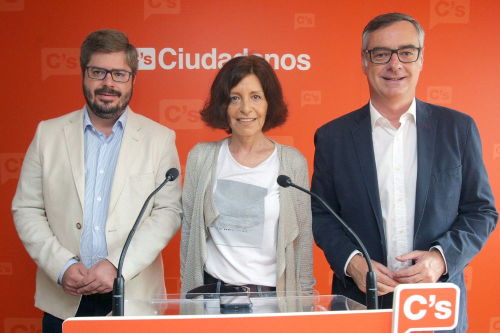 Fran Hervías (der) junto al vicesecretario general de Ciudadanos, José Manuel Villegas, y la candidata a la presidencia de la Xunta, Cristina Losada.
