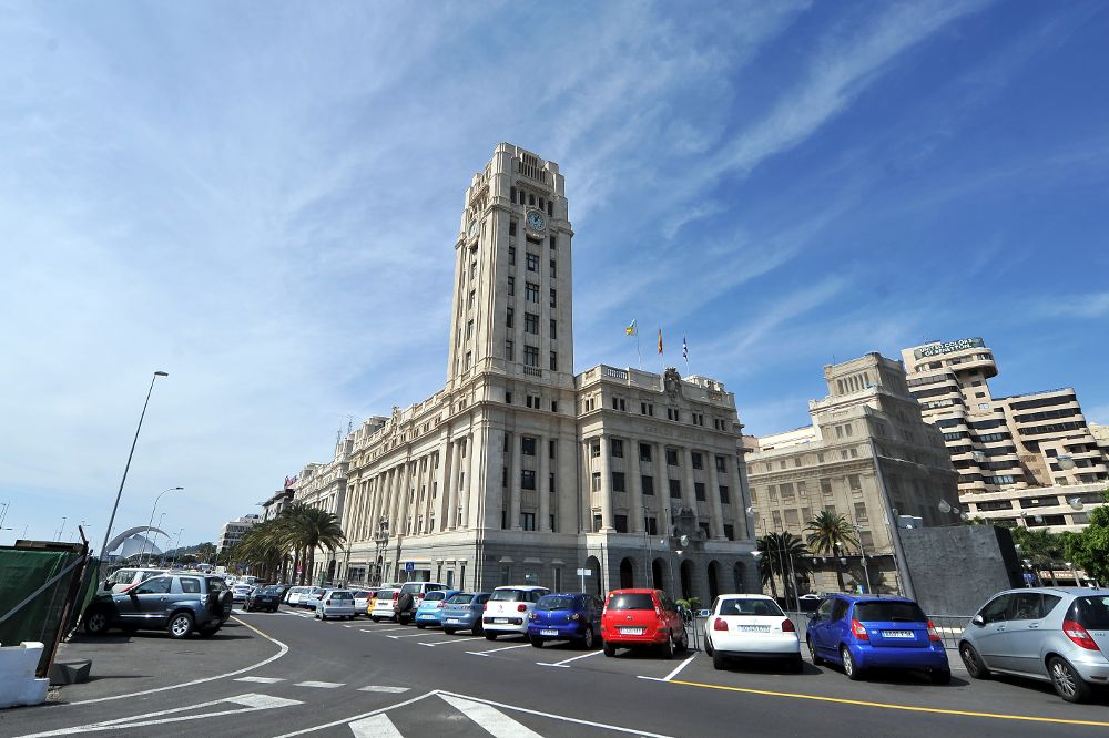 El informe sobre pago a autónomos se refiere a las administraciones públicas, como el Cabildo de Tenerife (en la foto). 