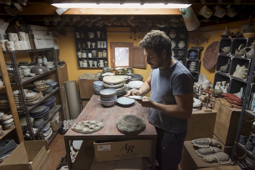 El artista cerámico Gonzalo Martín, denominado el ceramista de los chefs por su trabajo conjunto con reconocidos cocineros con estrellas Michelín.
