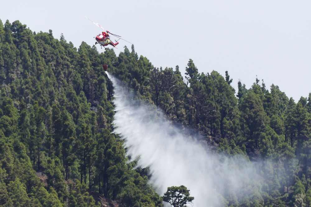 Los helicópteros enfriando las zonas quemadas en el incendio que afectó a la isla de La Palma.