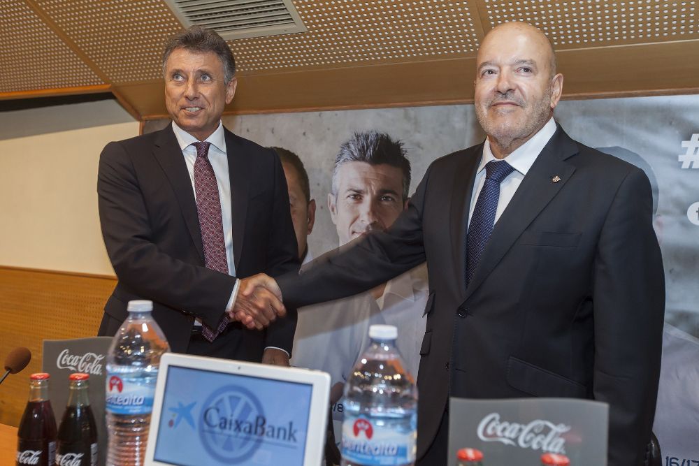 El presidente del CD Tenerife, Miguel Concepción (d), estrecha la mano al nuevo director general de la entidad, Víctor Pérez Borrego.