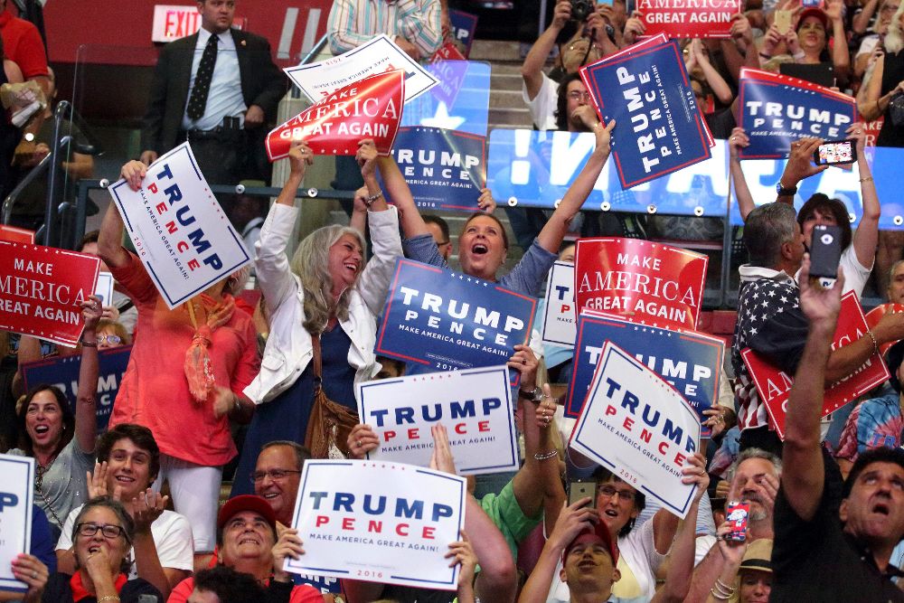 Seguidores del candidato republicano a la Presidencia de Estados Unidos, Donald Trump, lo animan durante un mitin en Sunrise, al oeste de Fort Lauderdale (Florida). 