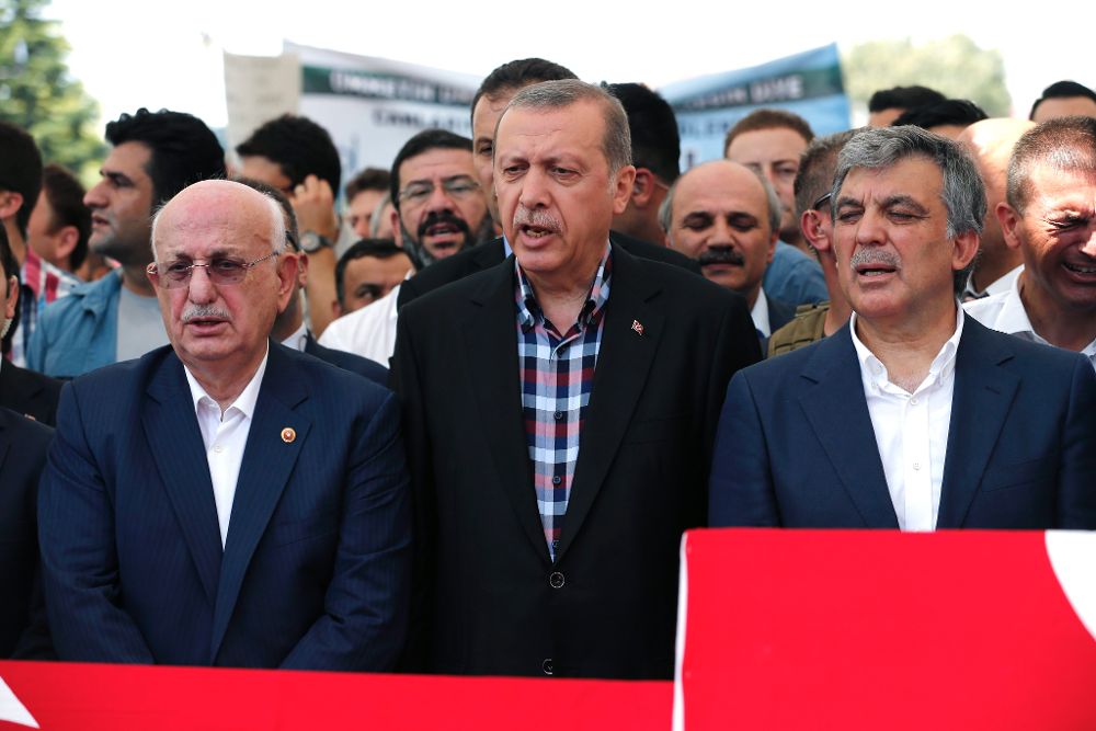 El presidente del parlamento turco, Ismail Kahraman (i), el del país, Recep Tayyip Erdogan (c) y el expresidente Abdullah Gul rezan por los fallecidos durante el fallido golpe de estado.