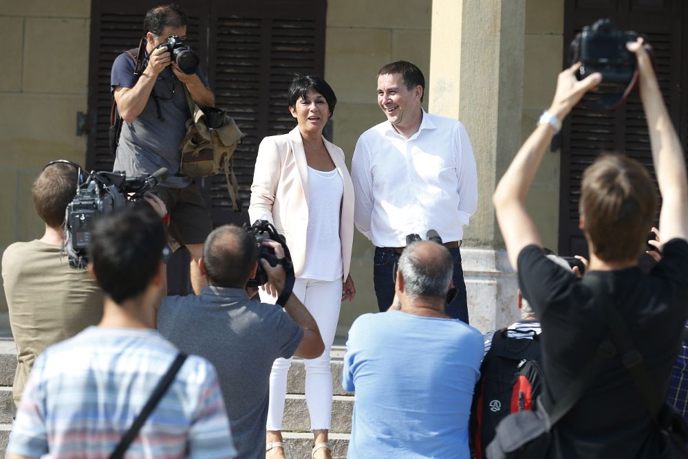 Arnaldo, Otegi (d), junto a Maddalen Iriarte, durante el acto oficial de presentación de la periodista como segunda en las listas de la coalición soberanista por Gipuzkoa.