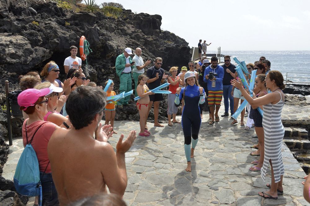 Gisela Pulido, diez veces campeona del mundo de kitesurf, es recibida a su llegada a la playa de La Caleta, en Hierro, donde ha completado su reto de navegar a cometa entre las ocho islas de Canarias, cubriendo una distancia total de 370 kilómetros.
