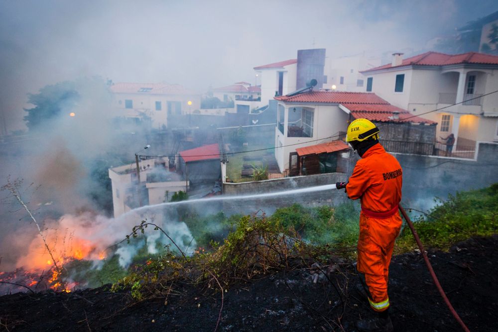 Un bombero trabaja en la extinción de un incendio en Funchal.