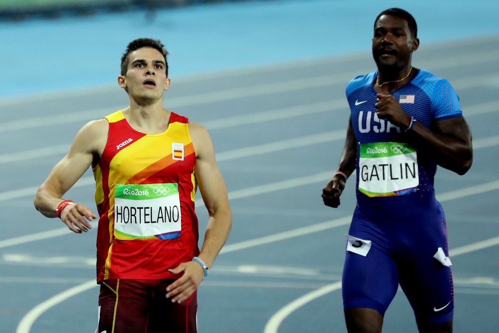El español Bruno Hortelano (i) y el estadounidense Justin Gatlin acaban los 200 metros.