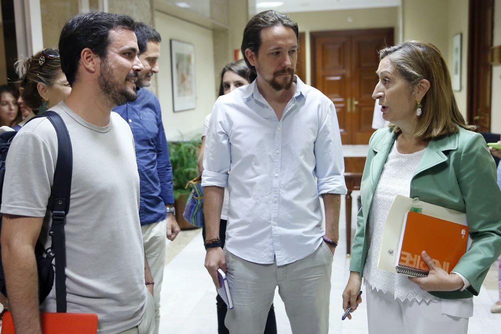 El líder de Podemos, Pablo Iglesias (c), conversa con la presidenta del Congreso, Ana Pastor, hoy, en la constitución de la Diputación Permanente del Congreso.