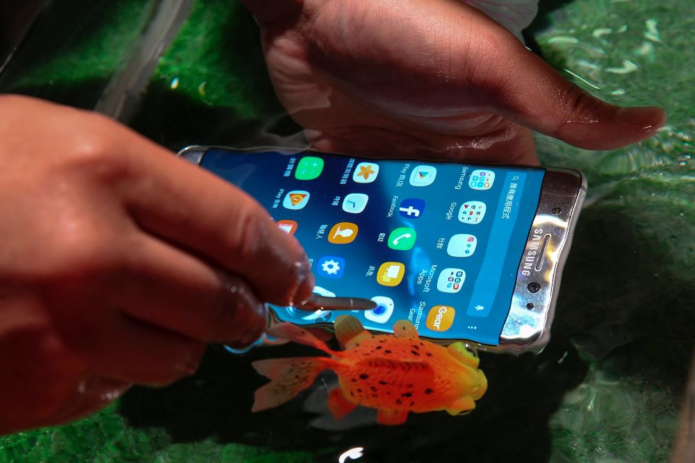 Un usuario prueba un Galaxy Note 7, la última versión de "phablet" o tabléfono de la compañía Samsung Electronics.