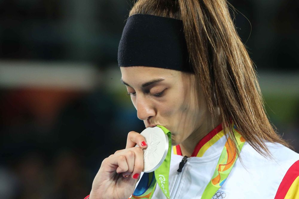 La española Eva Calvo posa con la medalla de plata.