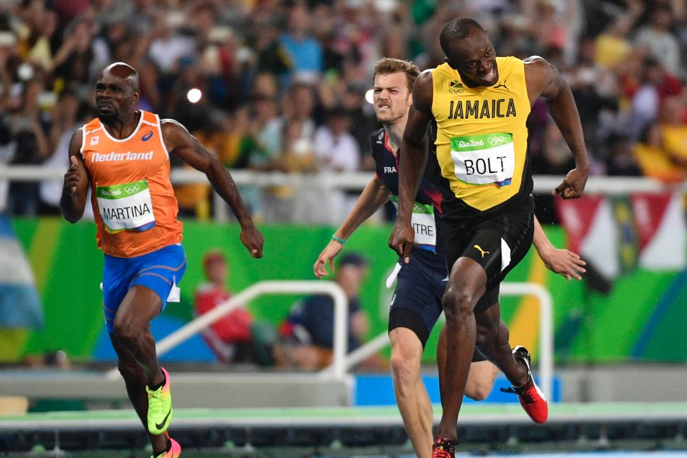Usain Bolt (d) cruza la meta por delante de Christophe Lemaitre (c) y el holandés Churandy Martina en los 200 metros.
