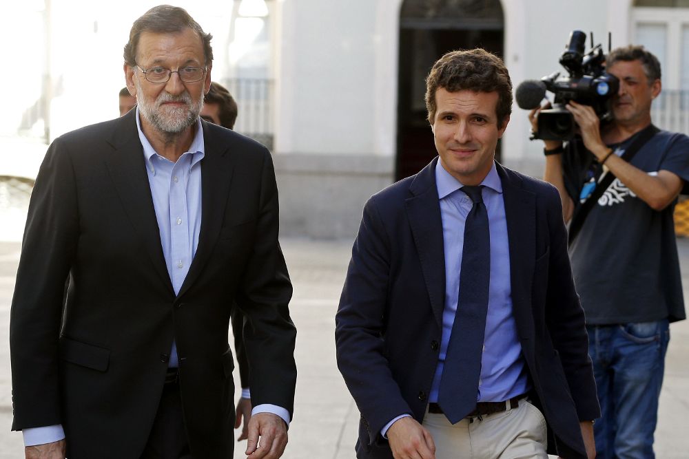 Mariano Rajoy junto al vicesecretario de Comunicación del PP, Pablo Casado, tras almorzar ayer en un restaurante cercano al Congreso.