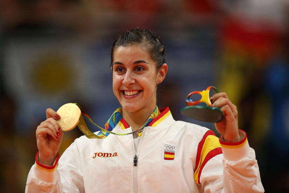 La española Carolina Marín celebra el oro tras vencer a la india Sindhu Pusarla.