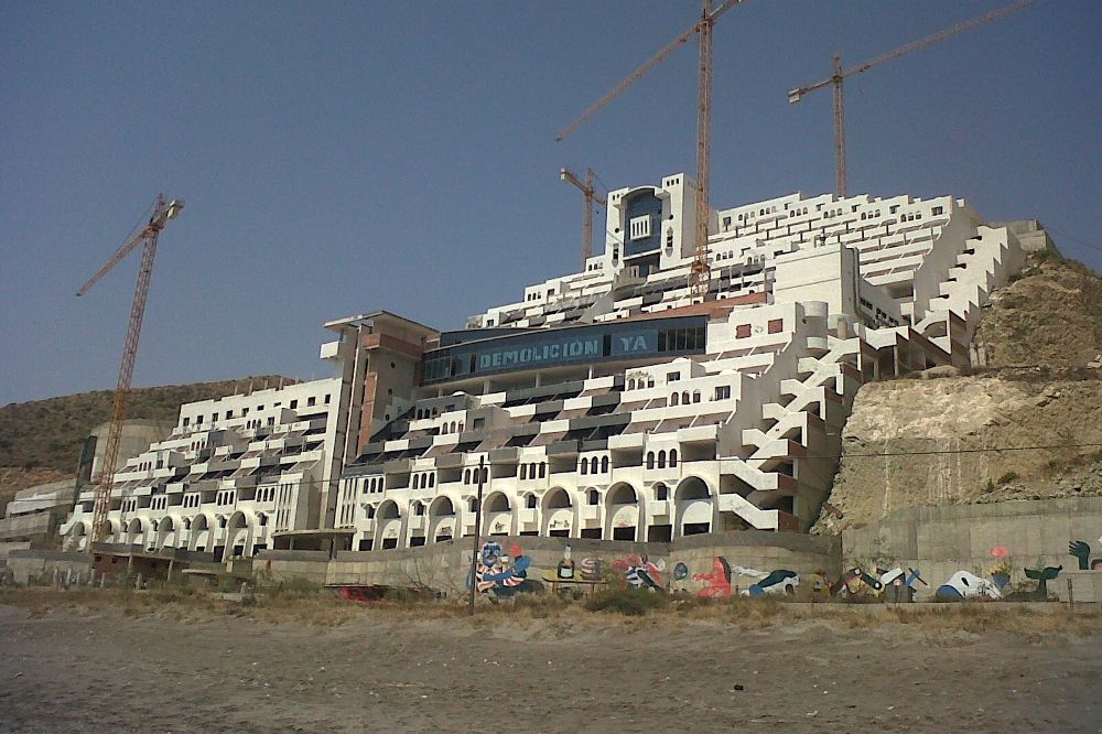 Hotel El Algarrobico, en la costa de Almería, construido en terreno protegido, es uno de los símbolos de la vorágine constructora de los últimos años.