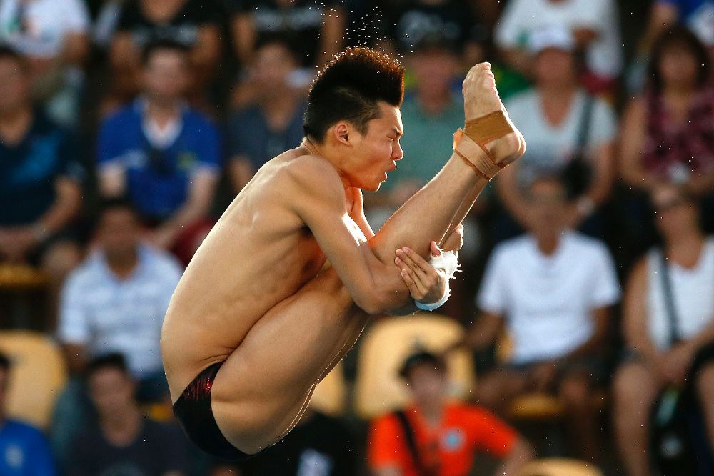 El saltador chino Aisen Chen, compitiendo desde la plataforma de 10 metros.