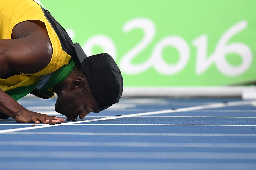 Usain Bolt celebró su victoria y, según anunció, su posible despedida, besando el suelo de la pista.