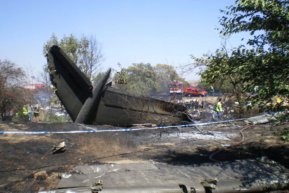 La cola del avión en los terrenos aledaños a la pista de Barajas a donde fue a caer el aparato.