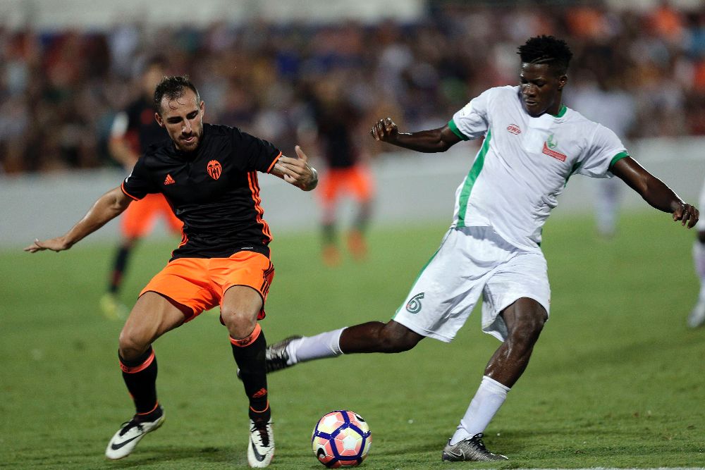 El jugador del Valencia CF Paco Alcácer (i) disputa un balón al jugador del NPFL Nigeria All Star Jamiu Alimi durante el último partido amistoso de la pretemporada.