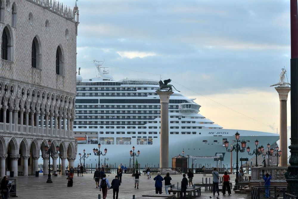 Imagen de septiembre de 2013 que muestra un crucero de lujo pasando frente a la plaza de San Marcos, en Venecia.