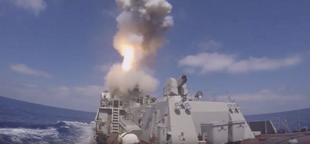 Fotograma de un vídeo del Ministerio de Defensa ruso que muestra el lanzamiento de misiles "Calibre" desde un navío ruso en aguas del Mediterráneo oriental contra las posiciones del grupo terrorista Frente al Nusra en Siria. 