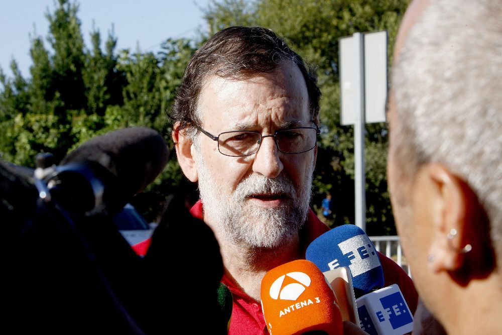Mariano Rajoy hace declaraciones a los medios tras su recorrido por la ruta del río Umia, situada en el municipio de Ribadumia (Pontevedra).