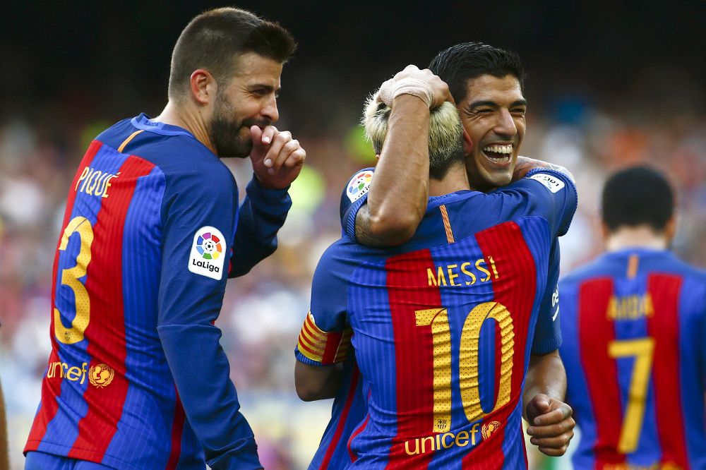 El delantero argentino del FC Barcelona Leo Messi (c) celebra junto el delantero uruguayo Luis Suárez (d), ante la mirada de Gerard Piqué el quinto gol del equipo.