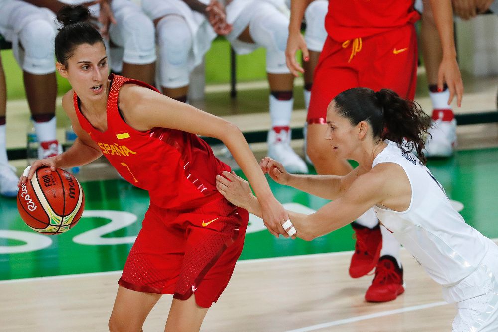 La jugadora española Alba Torrens (i) disputa el balón con la estadounidense Sue Bird (d).