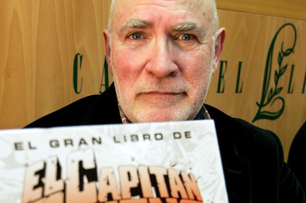 Fotografía de archivo, tomada el 23 de marzo de 2006, del escritor barcelonés Víctor Mora, creador del célebre cómic "El Capitán Trueno", que ha muerto a los 85 años de edad.