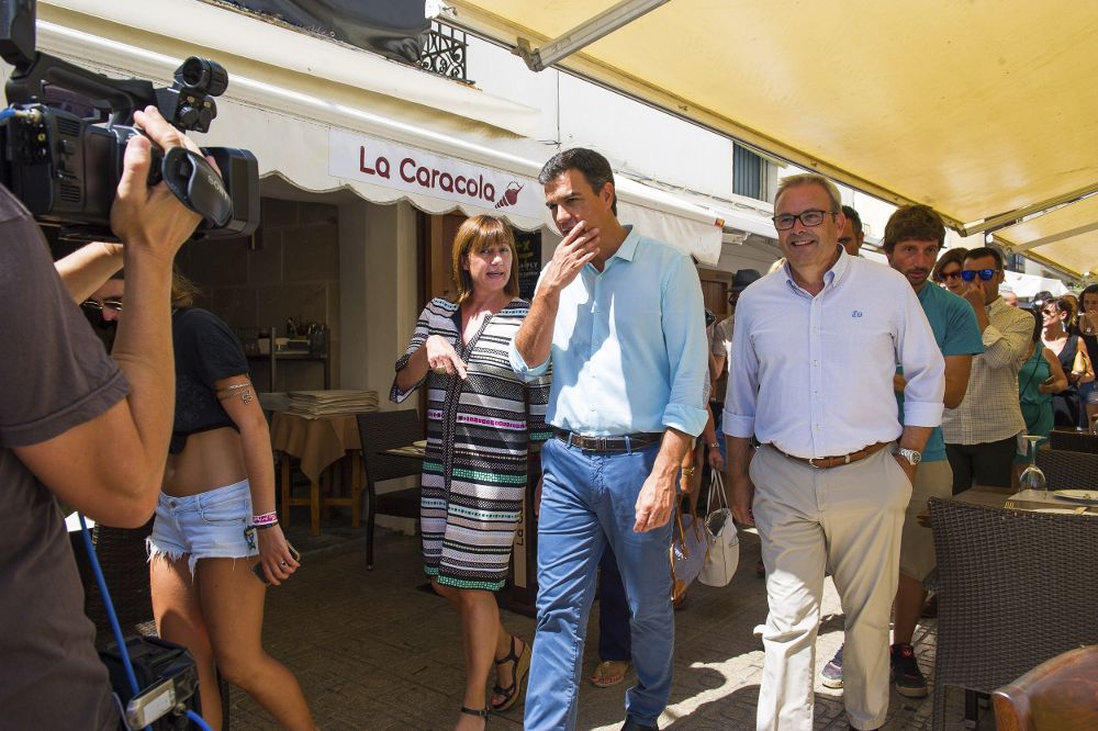 El secretario general del PSOE, Pedro Sánchez (c), acompañado de la presidenta de las Islas Baleares, Francina Armengol, y el líder de los socialistas ibicencos, Vicent Torres.