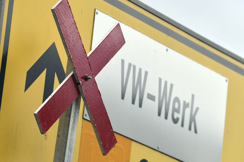 Un cartel indica que la carretera que conduce a la planta del fabricante automovilístico Volkswagen de Zwickau está cerrada en Mosel (Alemania).