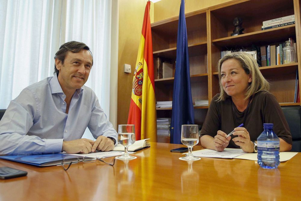 El portavoz parlamentario del PP, Rafael Hernando, y la diputada de Coalición Canaria (CC), Ana Oramas, durante la reunión que han mantenido hoy en el Congreso de los Diputados.