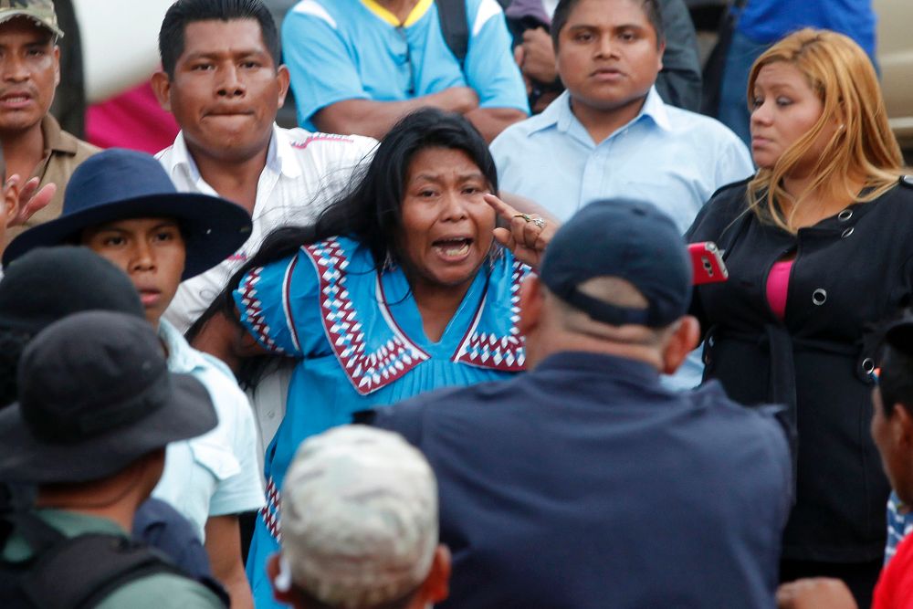Indígenas descontentos interrumpen el discurso del presidente de Panamá, Juan Carlos Varela, antes de la firma de un acuerdo para la entrada de operaciones de una polémica hidroeléctrica.