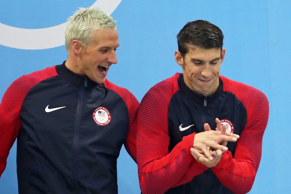 El estadounidense Michael Phelps (d) habla con Ryan Lochte (i) antes de la prueba de 4x200 metros por relevos.